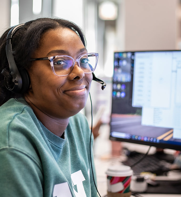 An Echo employee on the phone with a client helping them book their next shipment.